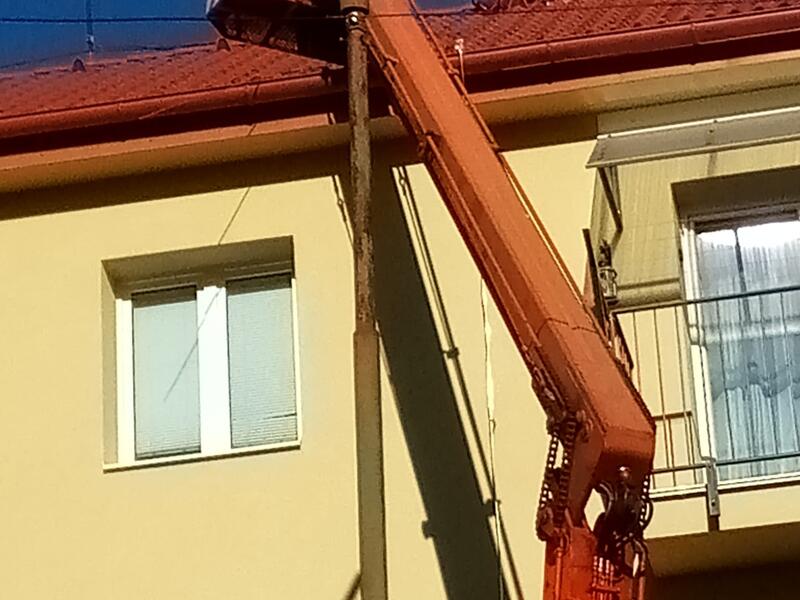 Práca z plošiny – bleskozvod na bytovke