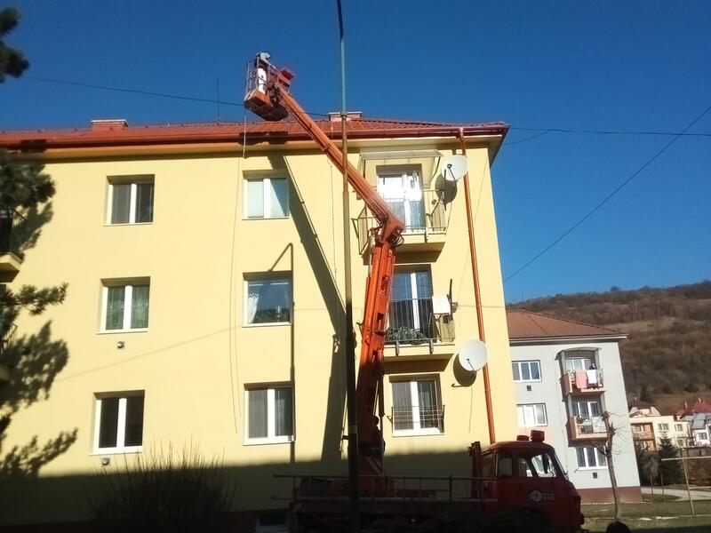 Bytový dom – práce z plošiny