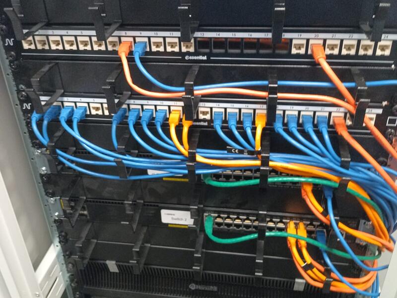 Patch panel s farebnými UTP káblami